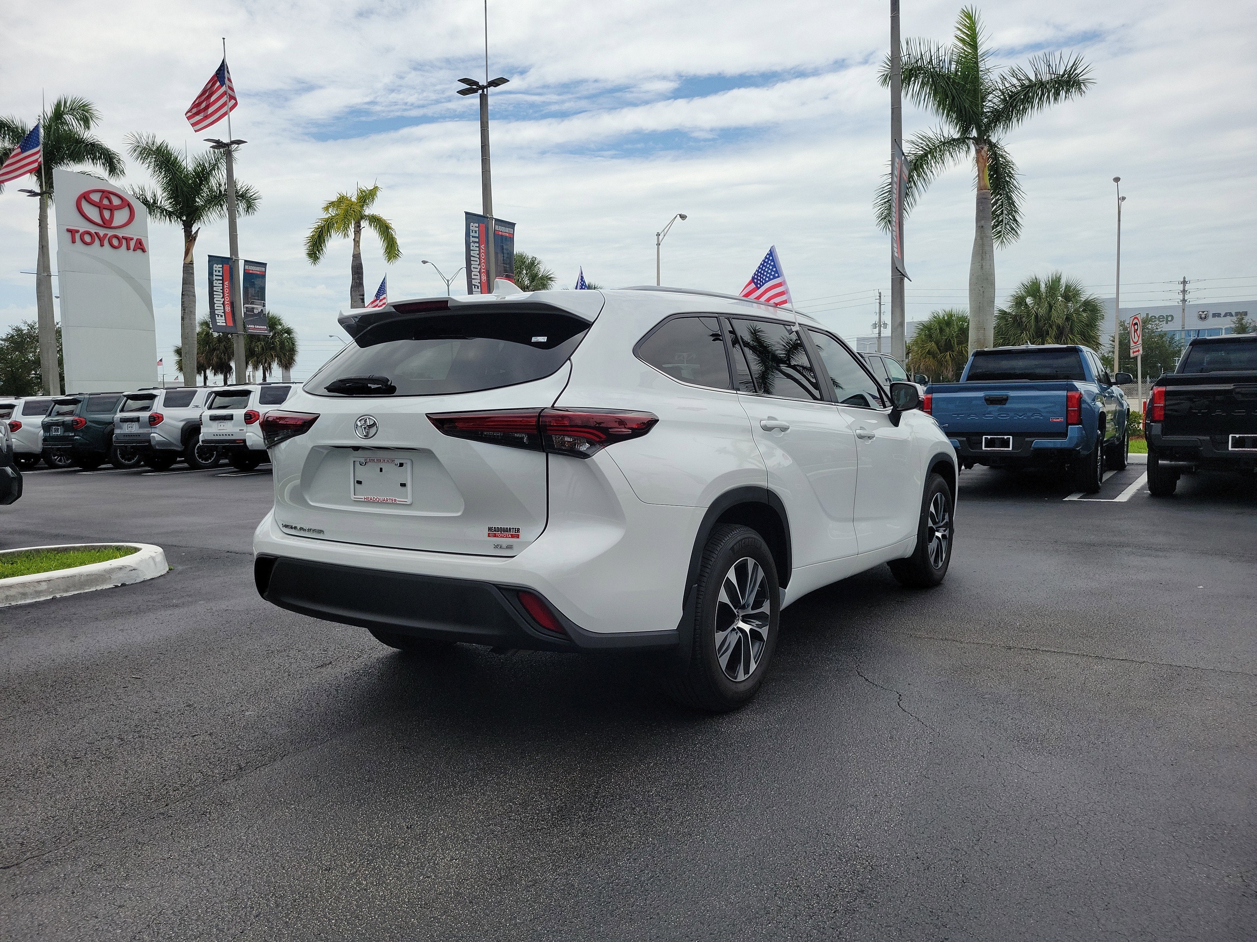2024 Toyota Highlander LE