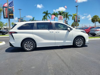 2022 Toyota Sienna LE