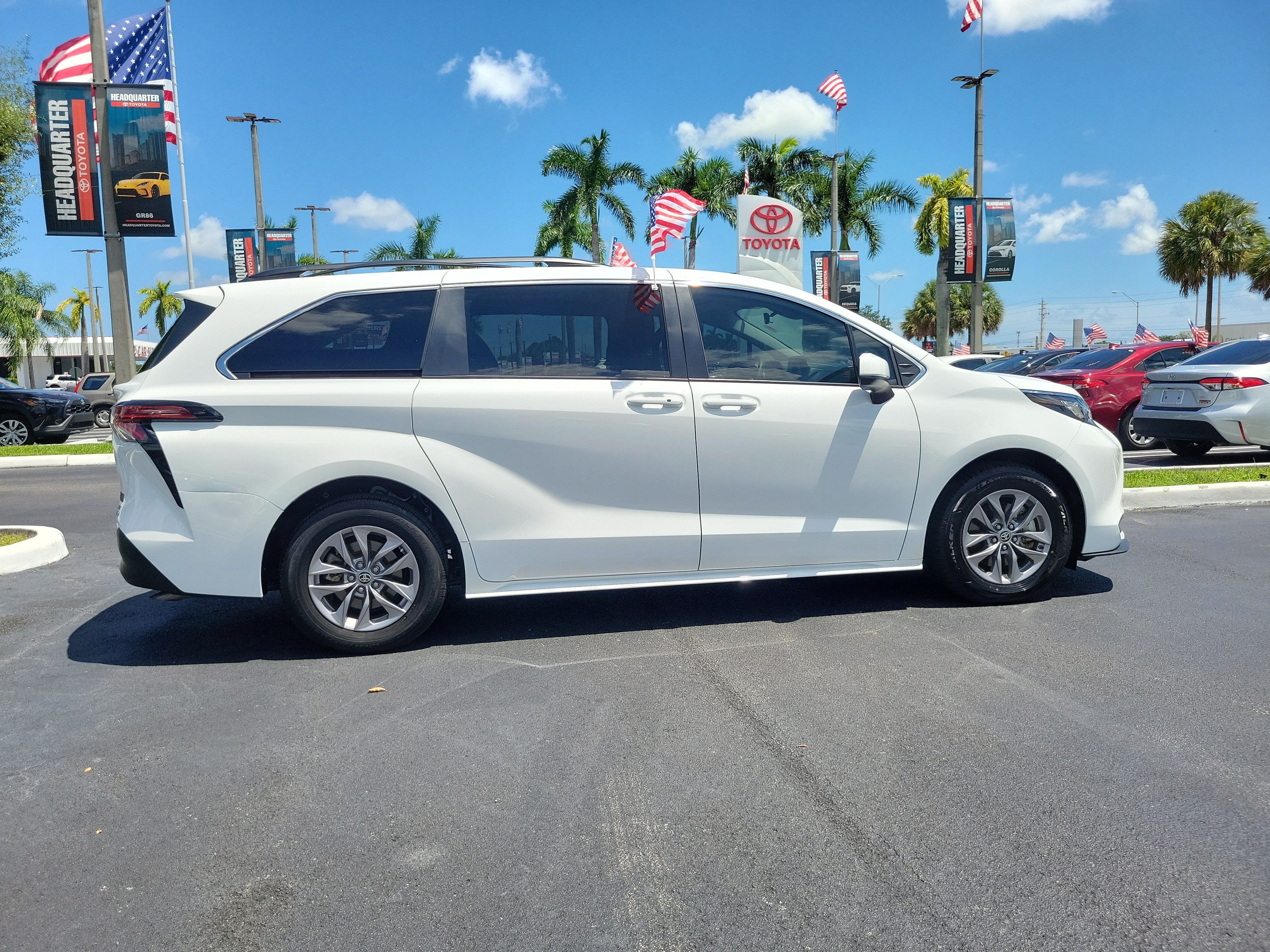2022 Toyota Sienna LE
