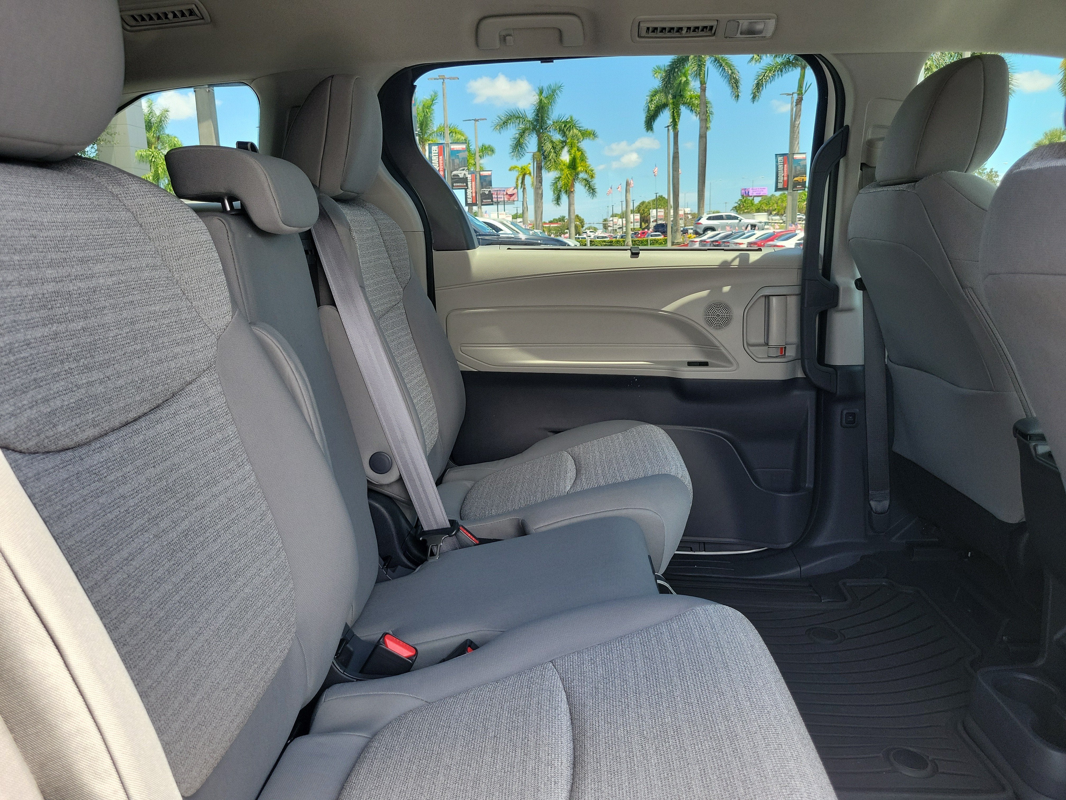 2022 Toyota Sienna LE