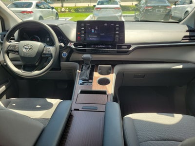 2022 Toyota Sienna LE