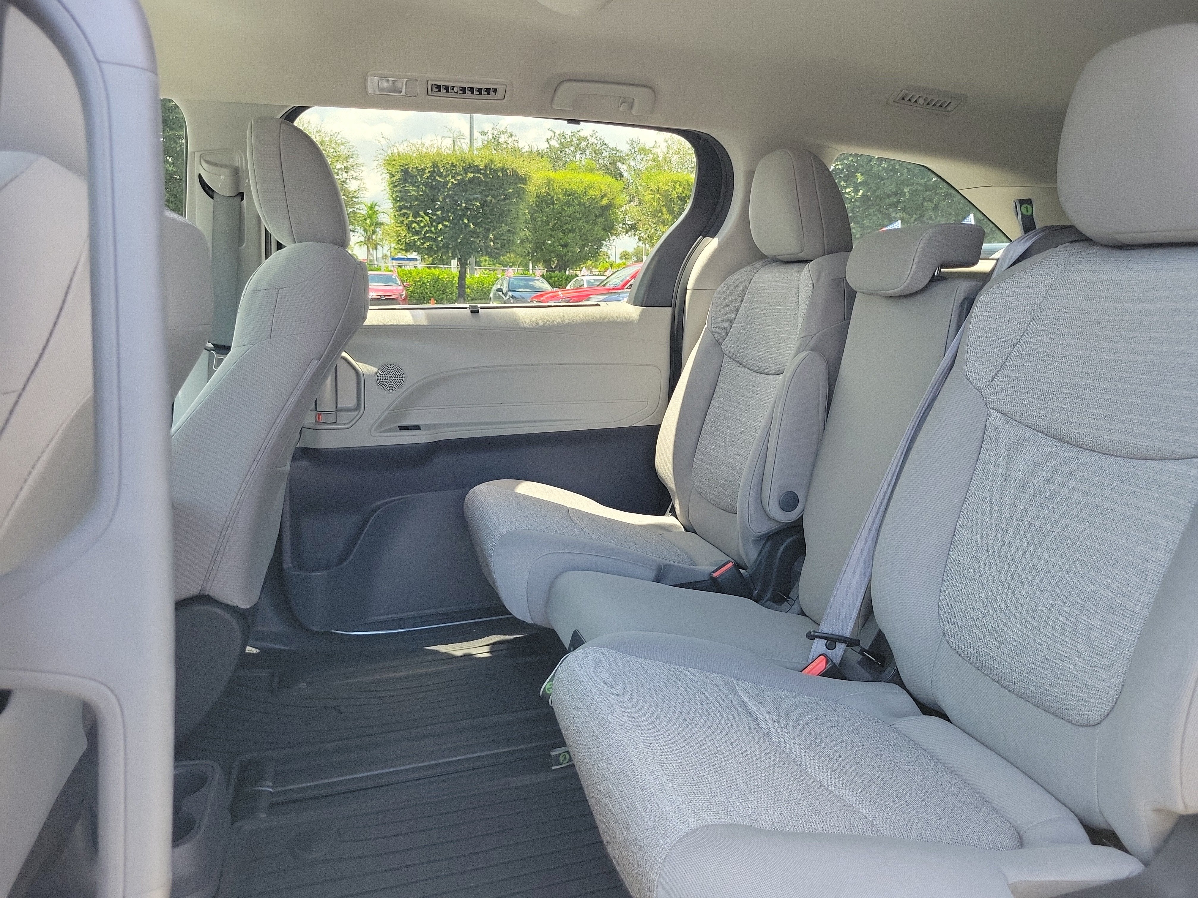 2022 Toyota Sienna LE