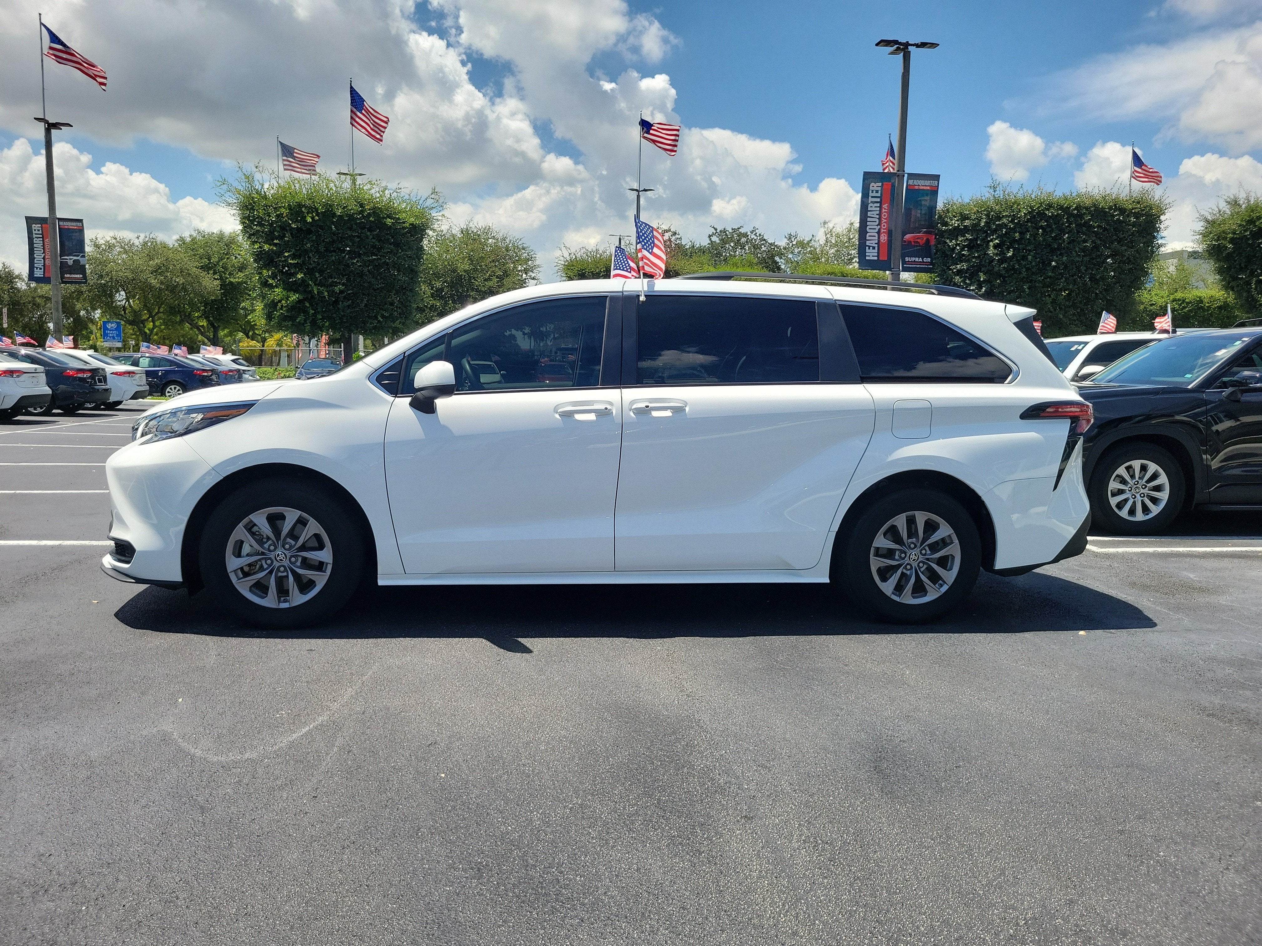 2022 Toyota Sienna LE