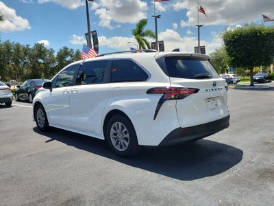 2022 Toyota Sienna LE