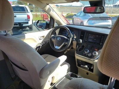 2019 Toyota Sienna LE